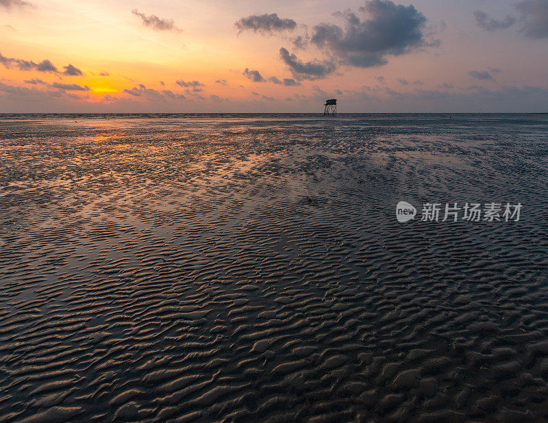 天江省Tan Thanh海滩上一个孤独的蛤蜊小屋上的日出